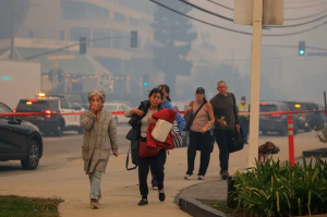 People are fleeing in search of safety to escape the wildfire. Pacific Palisades, Los Angeles, California, United States, January 7, 2025